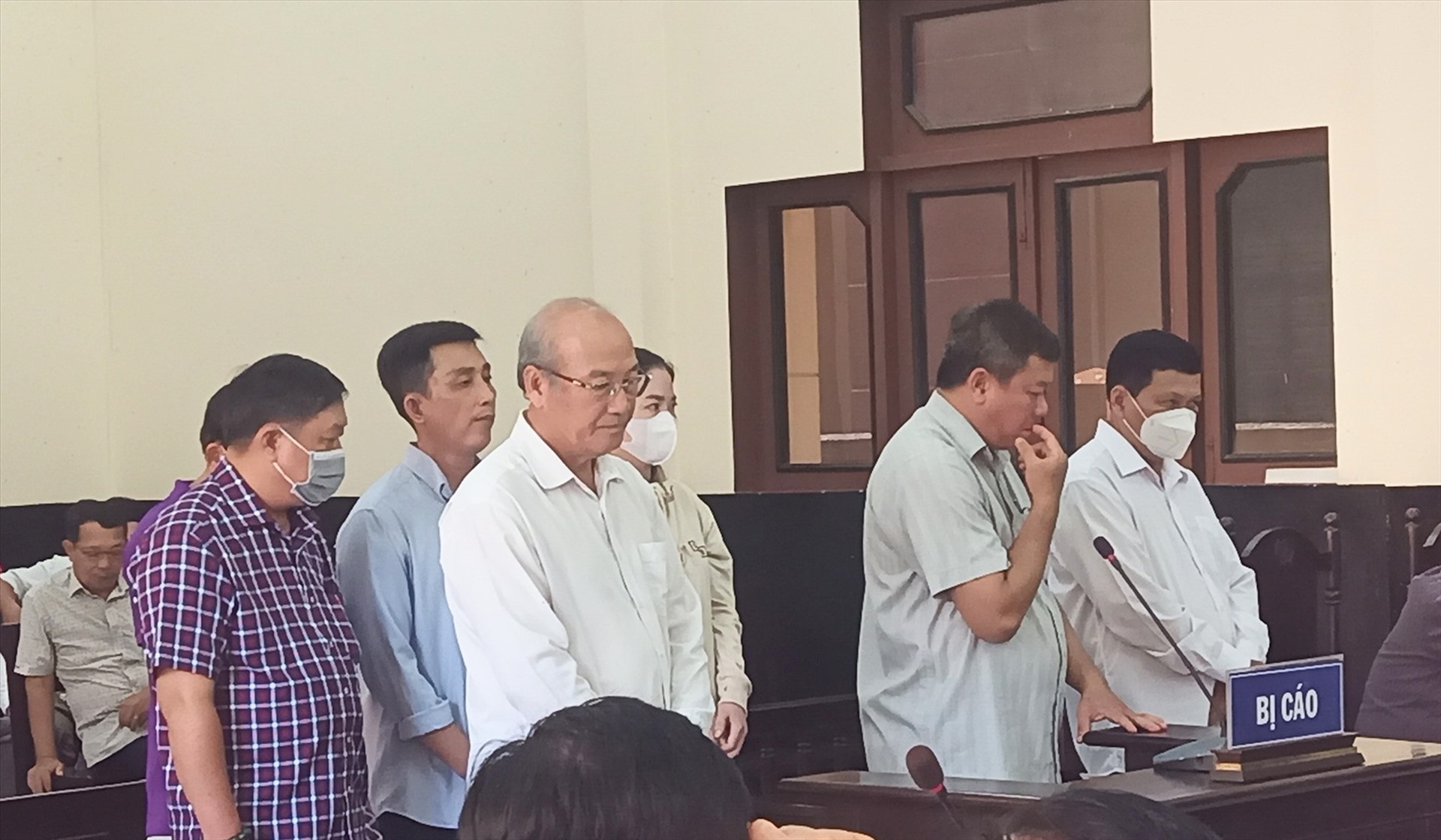 Các bị cáo tại phiên toà sơ thẩm lần 2 tại TAND tỉnh Tiền Giang. Ảnh: Thành Nhân