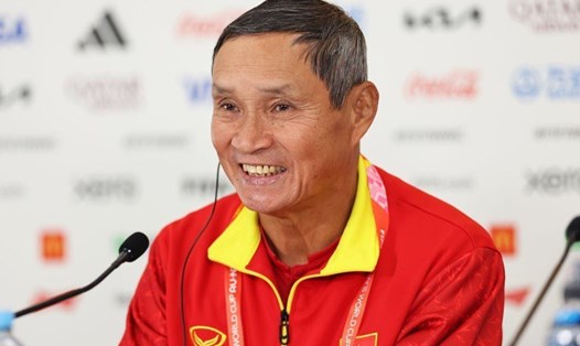 Huấn luyện viên Mai Đức Chung phát biểu sau trận tuyển nữ Việt Nam và tuyển nữ Mỹ. Ảnh: VFF