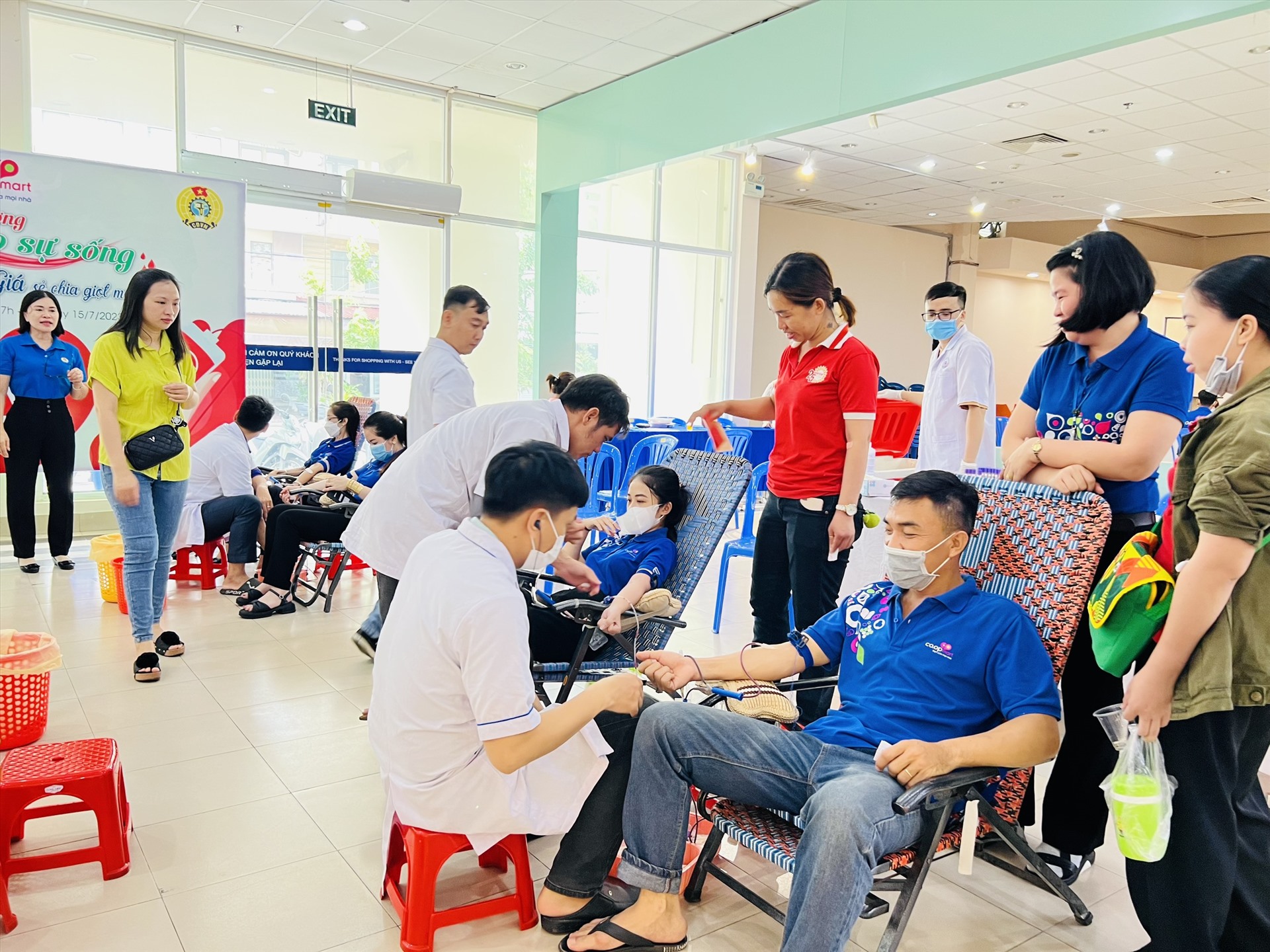 Hoạt động hiến máu tình nguyện tại siêu thị Co.op Mart Rạch Giá. Ảnh: Nguyên Anh