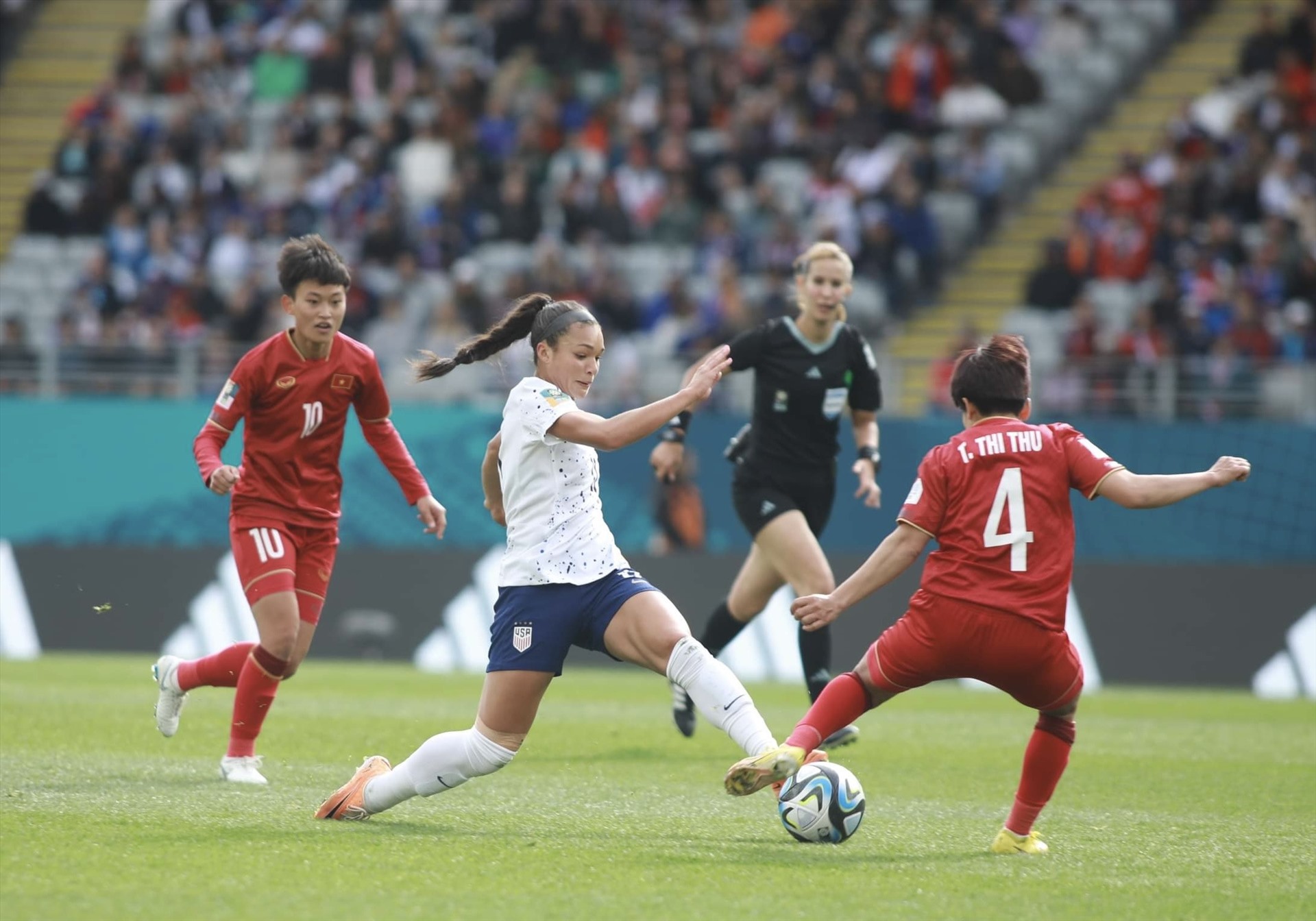 Tuyển nữ Việt Nam (đỏ) để thua 0-3 trước Mỹ tại lượt trận đầu bảng E World Cup nữ 2023. Ảnh: Hoàng Công
