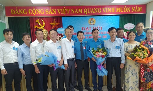 Lãnh đạo Công đoàn Xây dựng Việt Nam chúc mừng Ban Chấp hành khoá mới. Ảnh: Đức Cường 