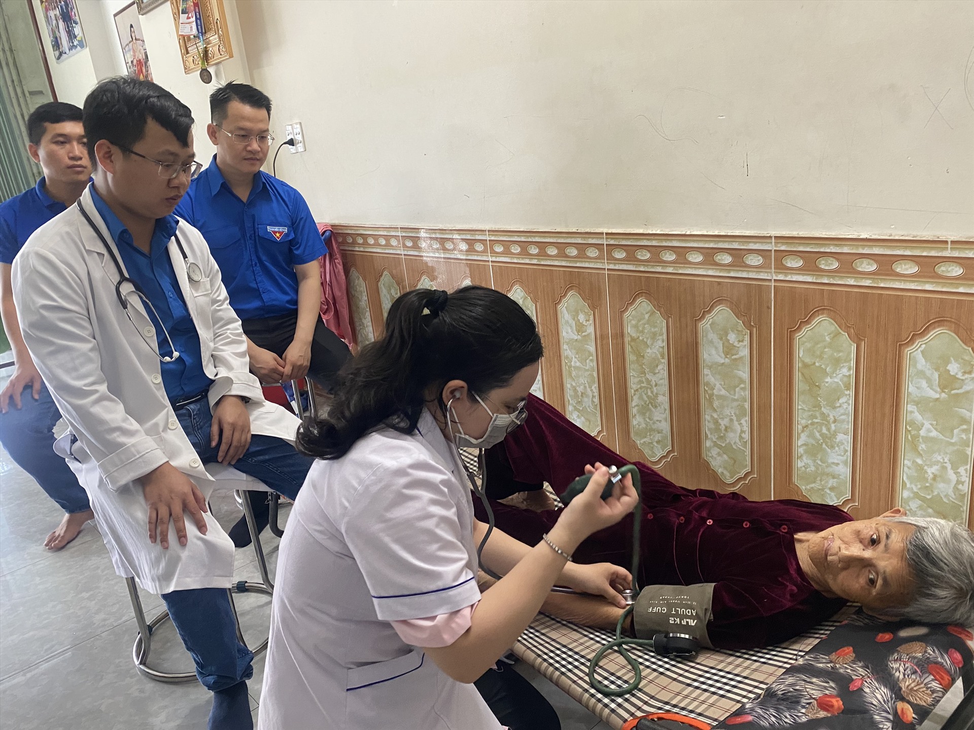 Tổ chức khám bệnh cho các Mẹ Việt Nam anh hùng tại Đà Nẵng. Ảnh: Nguyễn Linh