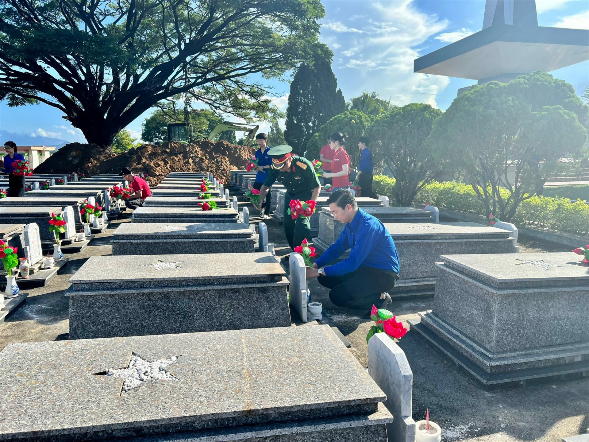 Đà Nẵng thay 5.000 bó hoa sẽ trên phần mộ các anh hùng liệt sĩ. Ảnh: Nguyễn Linh