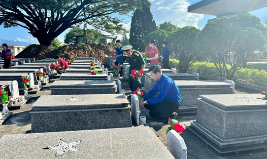 Đà Nẵng thay 5.000 bó hoa sẽ trên phần mộ các anh hùng liệt sĩ. Ảnh: Nguyễn Linh