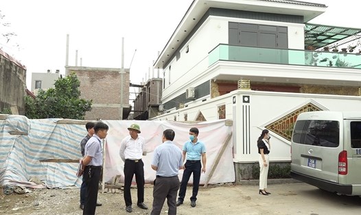 Thường trực Quận uỷ Kiến An kiểm tra tại công trình vi phạm tại số 64 Trữ Khê, phường Quán Trữ. Ảnh: Cổng TTĐT quận Kiến An