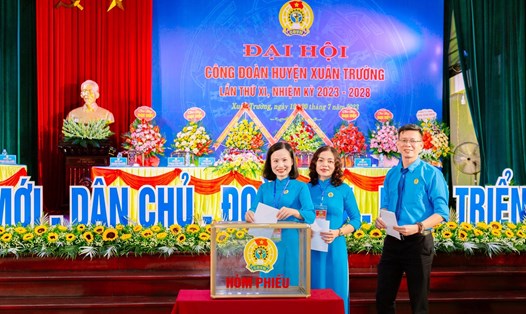 Các đại biểu bỏ phiếu bầu Ban chấp hành Công đoàn huyện Xuân Trường nhiệm kỳ 2023-2028. Ảnh: Công đoàn Nam Định