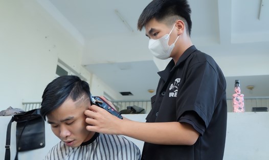 Nhóm bạn trẻ phục vụ cắt tóc miễn phí cho những dân khu dân cư 20 hoặc bất kỳ ai có nhu cầu. Ảnh: Mai Hương