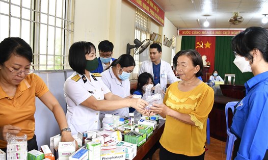 Các y, bác sĩ Lữ đoàn 127 phối hợp với Trung tâm Y tế TP Phú Quốc khám bệnh, cấp phát thuốc miễn phí cho nhân dân. Ảnh: Lữ đoàn 127