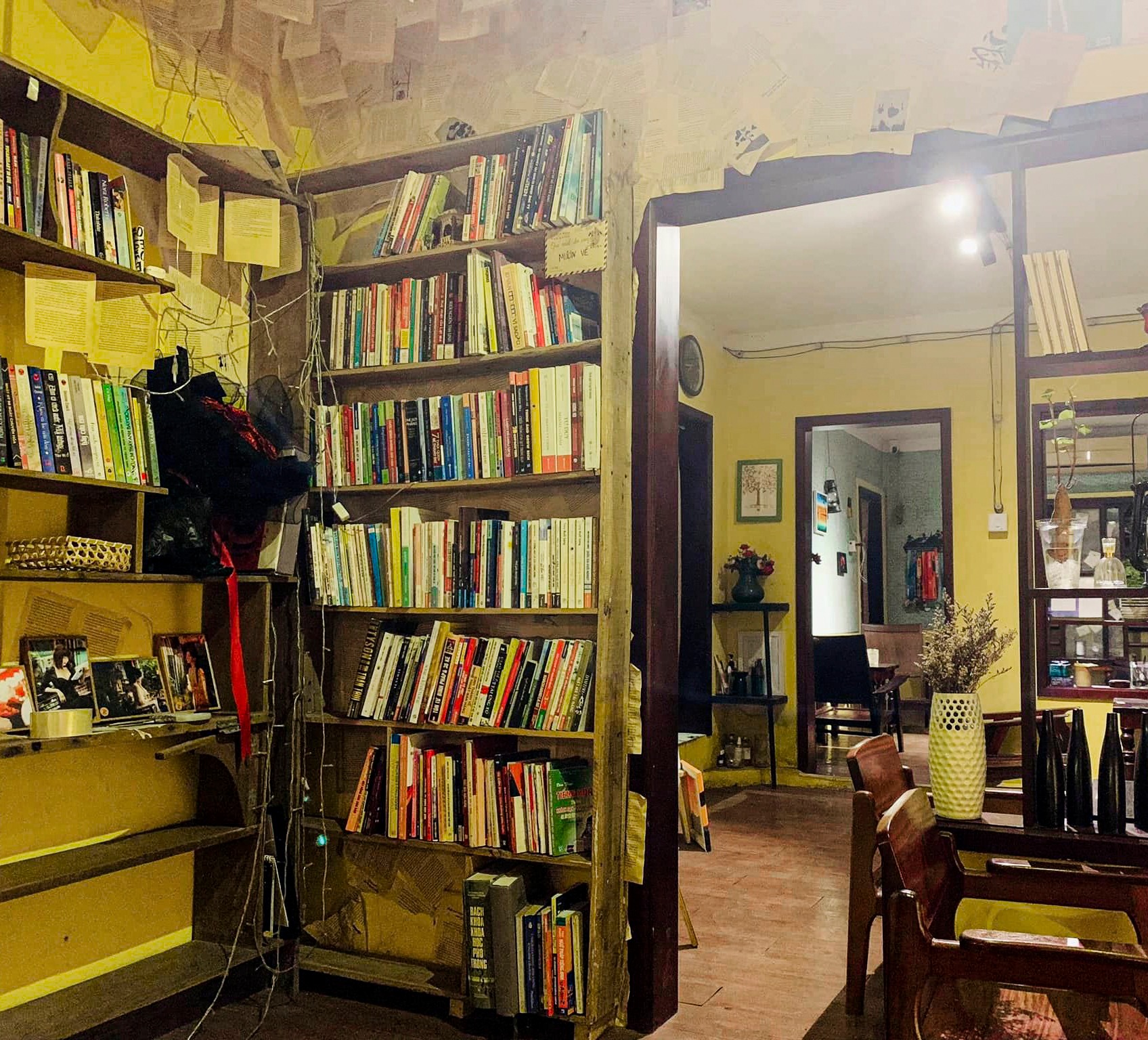 Quán còn được mệnh danh là “Tiệm cafe chữa lành“. Ảnh: Khu vườn gác mái