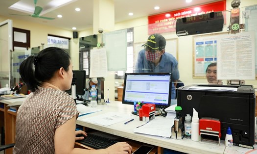 Công chức giải quyết thủ tục hành chính cho  người dân tại một quận ở Hà Nội. Ảnh: Hải Nguyễn