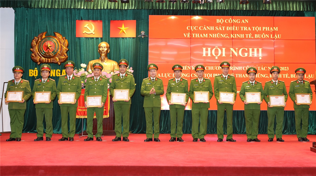 Các tập thể của Cục Cảnh sát kinh tế được khen thưởng về thành tích xuất sắc trong công tác năm 2022. Ảnh: Bộ Công an

