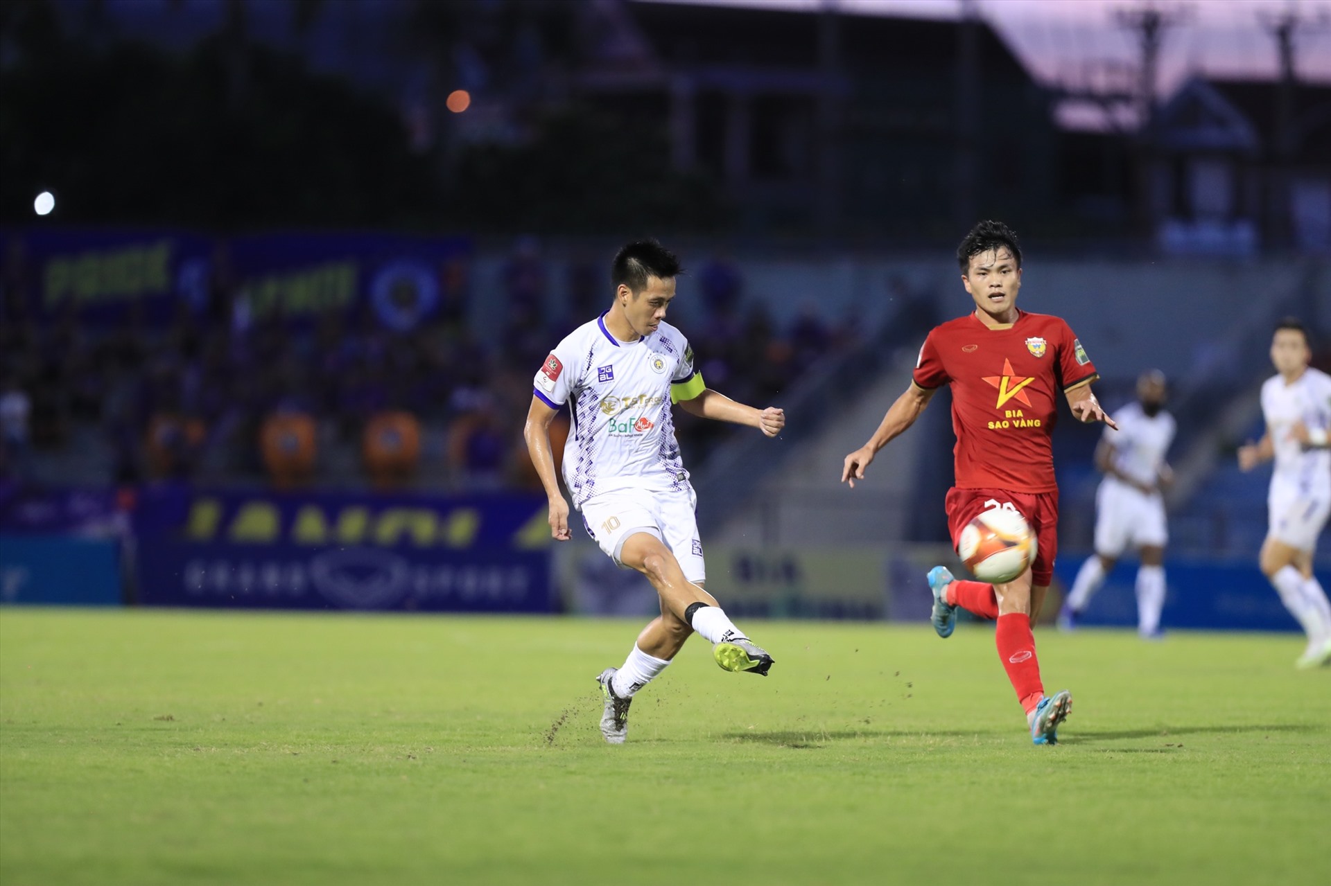 Văn Quyết có pha kiến tạo thành bàn cho Hà Nội FC tỏng hiệp 1. Ảnh: Minh Dân