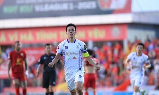 Văn Quyết ghi bàn trong trận hoà 2-2 của Hà Nội FC trước Hồng Lĩnh Hà Tĩnh. Ảnh: Minh Dân