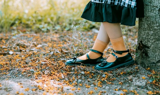 Lựa chọn đúng kiểu giày dép sẽ giúp các chị em “hack” tuổi một cách dễ dàng. Ảnh: Pixabay