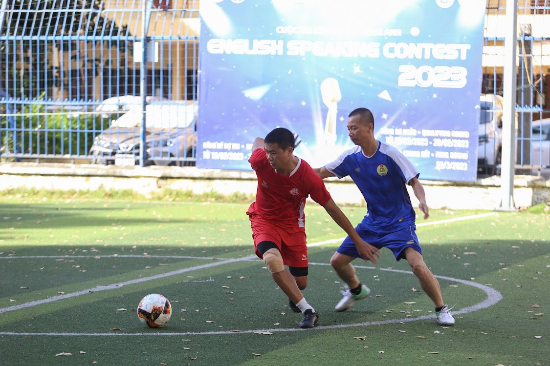 Một pha tranh chấp bóng quyết liệt trong trận đấu giữa đội bóng Báo Lao Động và 