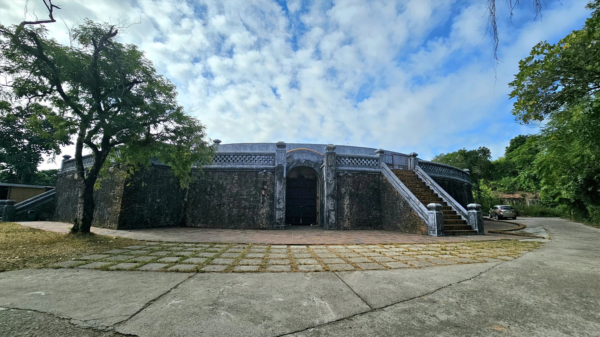 Được biết, đấu trường Hổ Quyền được xây dựng vào năm 1830 dưới thời vua Minh Mạng và tọa lạc tại phường Thủy Biều, TP Huế, cách Kinh thành Huế 4km, không khó để tìm đến địa danh này. 