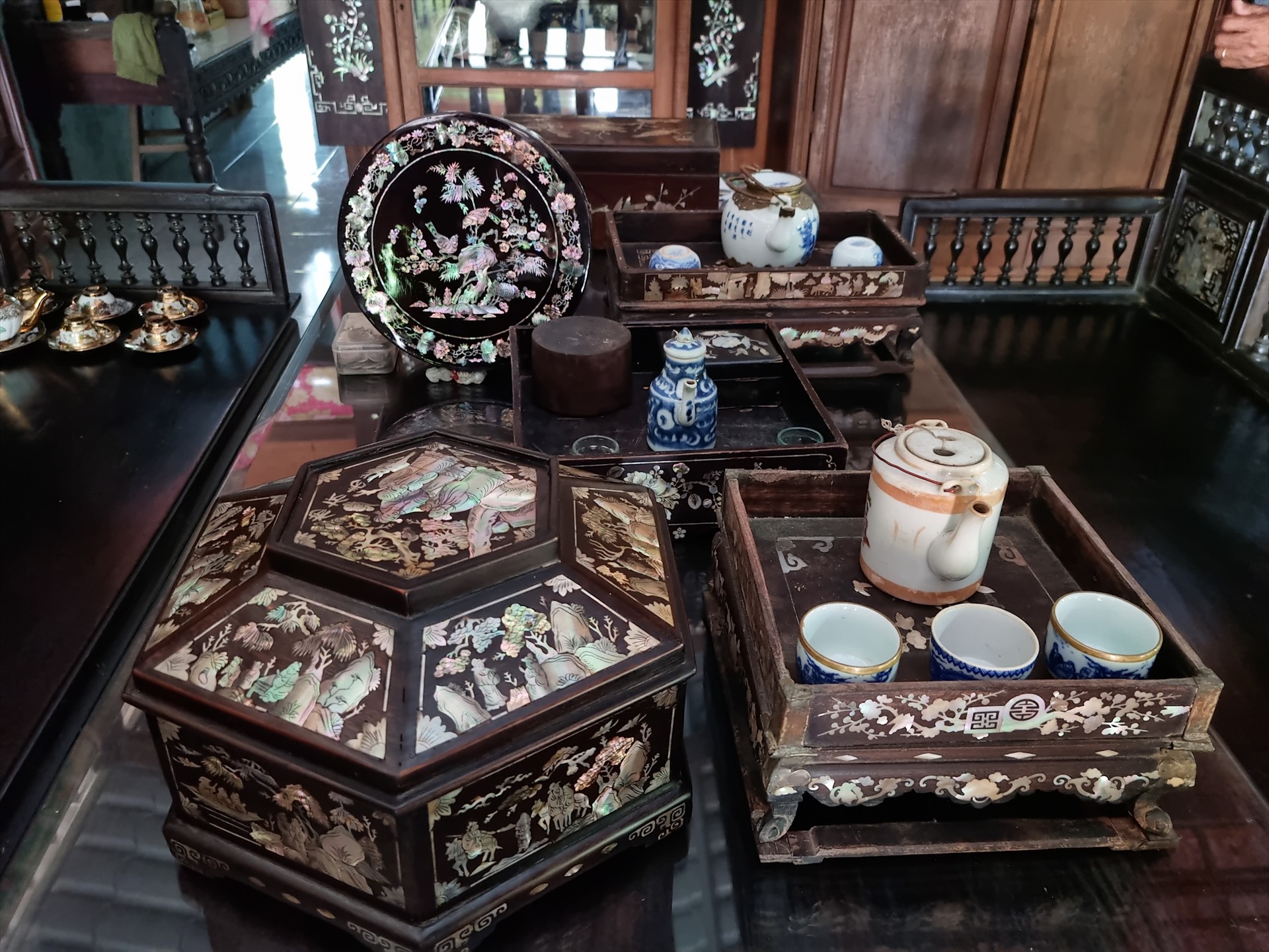 Ông Nguyễn Văn Chẳng xem các đồ vật cổ của mình sưu tầm là tài sản vô giá. Ảnh: Hoàng Lộc