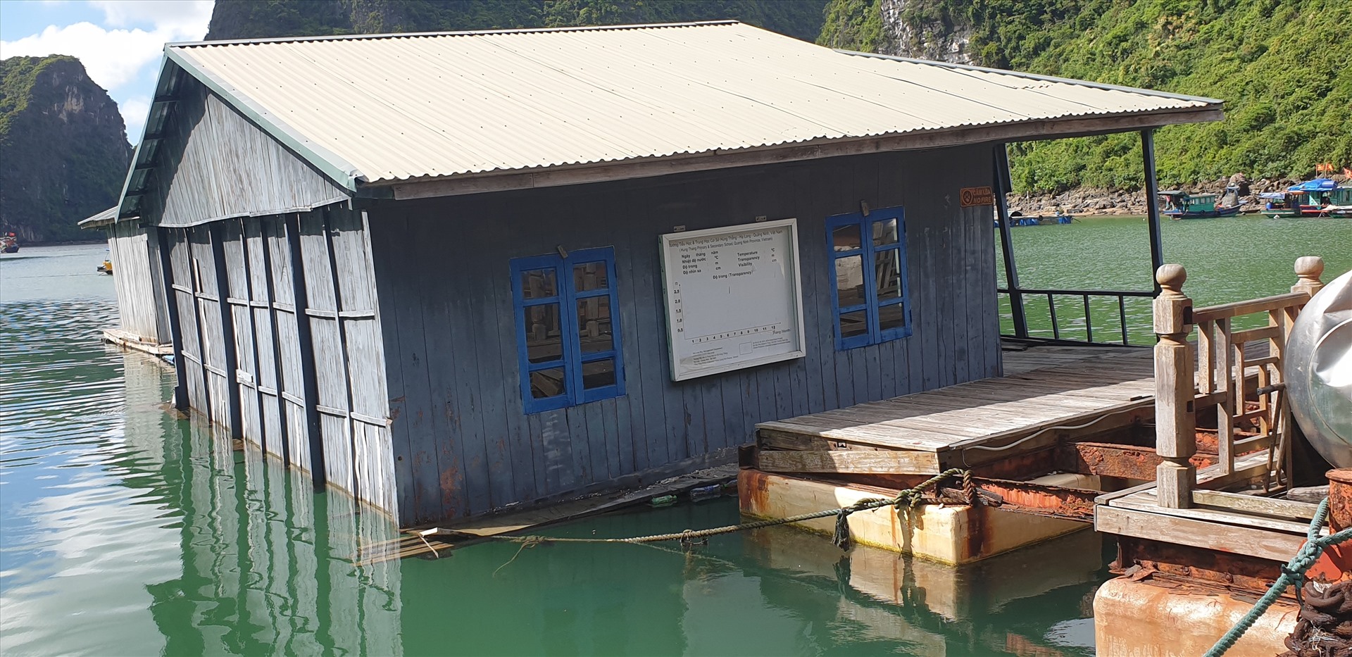 Khu bảo tồn lớp học tại làng chài Vung Viêng đã bị chìm một phần. Ảnh: Nguyễn Hùng