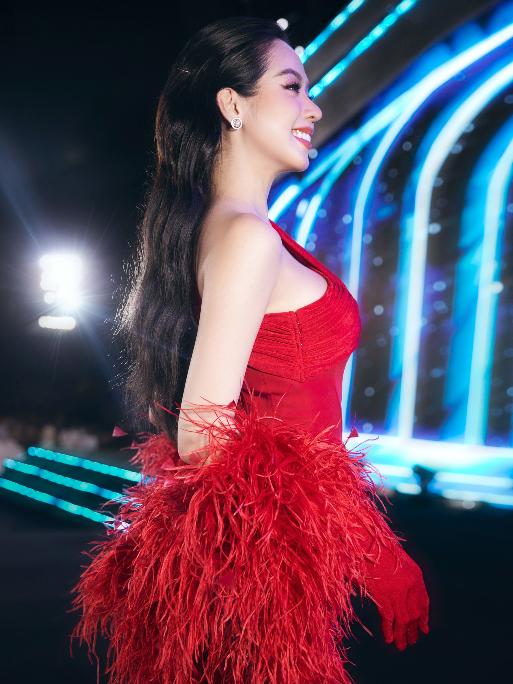 Hoa hậu Thanh Thuỷ nổi bật khi lựa chọn mẫu thiết kế dạ hội tone đỏ quyến rũ, khiến cô nàng trở thành tâm điểm của ống kính truyền thông.  