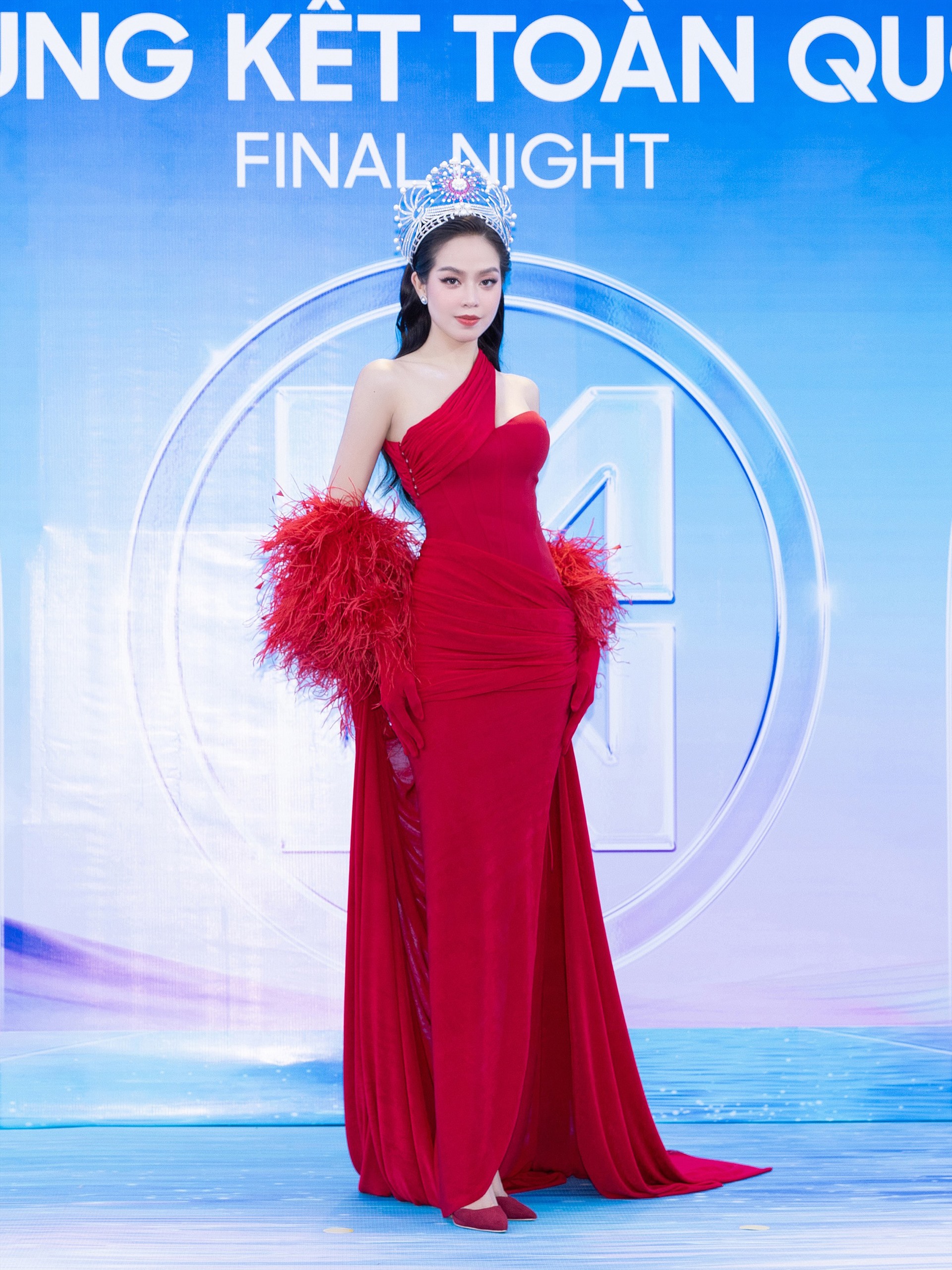 Và cũng chính bởi lợi thế chiều cao 1m75, tỉ lệ vóc dáng hoàn hảo của Thanh Thủy nên càng tôn lên giá trị và tinh thần của mẫu thiết kế - đúng như hình dung trong trí óc khi lớp vải vóc đã khoác lên cơ sống”.  Trước đó, tại thảm đỏ của Miss World Vietnam 2023, nàng hậu đã diện thiết kế này. Cô nhận được nhiều lời khen ngợi về nhan sắc.
