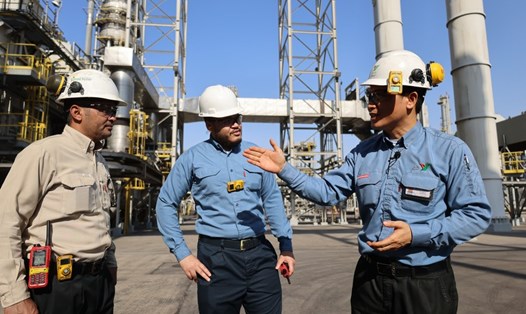 Công nhân trao đổi tại công ty lọc dầu Yanbu Aramco Sinopec ở Yanbu, Saudi Arabia, tháng 11.2022. Ảnh: Xinhua