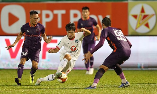 Hoàng Anh Gia Lai (áo trắng) không thua Bình Dương trong 2 lần gặp nhau ở mùa giải này tại V.League và Cúp Quốc gia. Ảnh: HAGL FC
