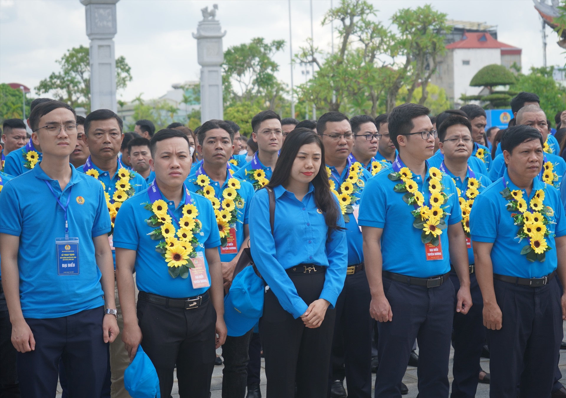 Các đại biểu là công nhân, lao động tiêu biểu nhận giải thưởng Nguyễn Đức Cảnh đến dâng hương đồng chí tại Nhà tưởng niệm đặt tại TP.Hải Phòng. Ảnh: Mai Dung