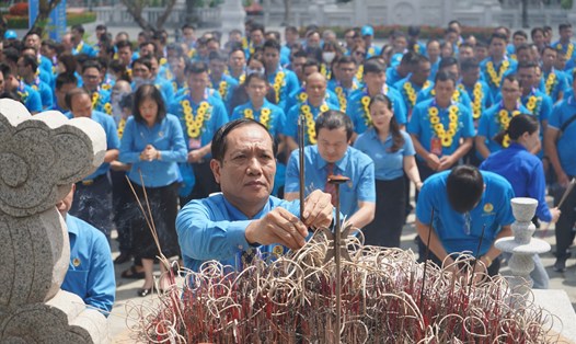 Đoàn đại biểu dâng hương đồng chí Nguyễn Đức Cảnh tại Nhà tưởng niệm tại xã An Đồng, An Dương, Hải Phòng. Ảnh: Mai Dung