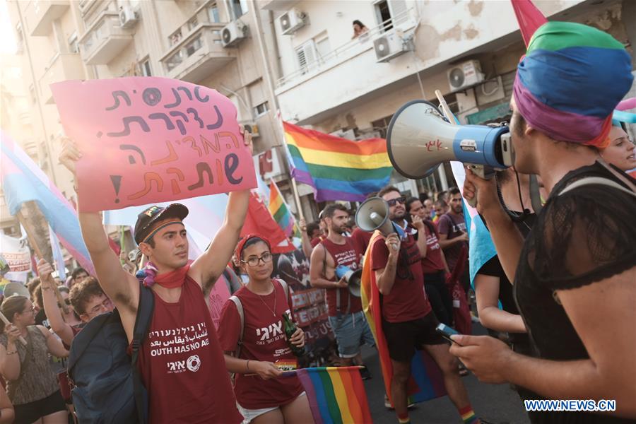 Biểu tình ở Tel Aviv, Israel, ngày 22.7.2018, phản đối luật cấm mang thai hộ cho các cặp đồng tính nam. Ảnh: Xinhua