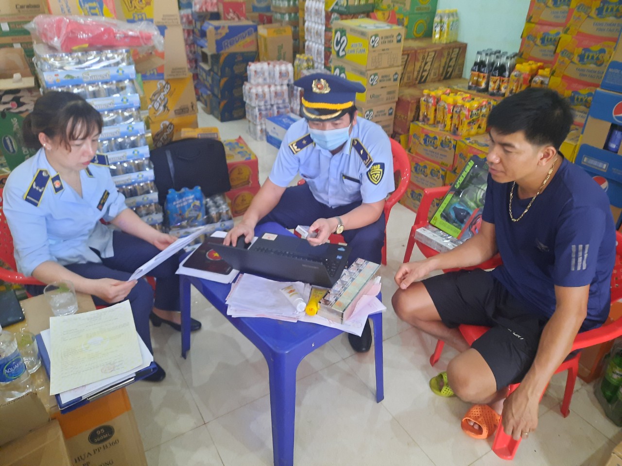 Cơ quan chức năng tiến hành xử phạt hộ kinh doanh N.V.T vì không có giấy phép kinh doanh thuốc lá. Ảnh: Cục QLTT Gia Lai