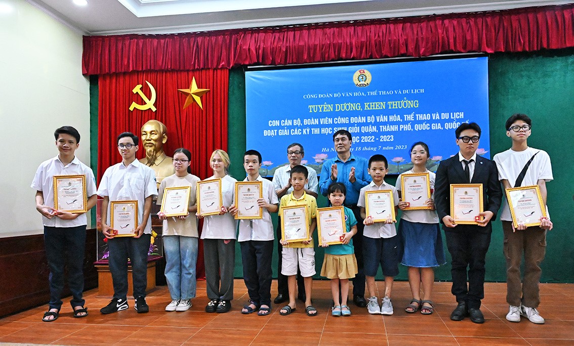 Đại diện Ban Thường vụ Công đoàn viên chức Việt Nam và Công đoàn Bộ VHTTDL trao thưởng cho các em đoạt giải tại các kỳ thi học sinh giỏi quốc tế.  