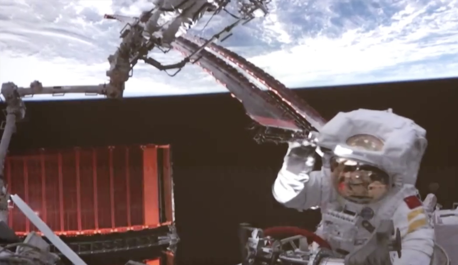 Hai phi hành gia Trung Quốc đã hoàn thành chuyến đi bộ ngoài không gian đầu tiên từ trạm vũ trụ Thiên Cung. Ảnh: Xinhua