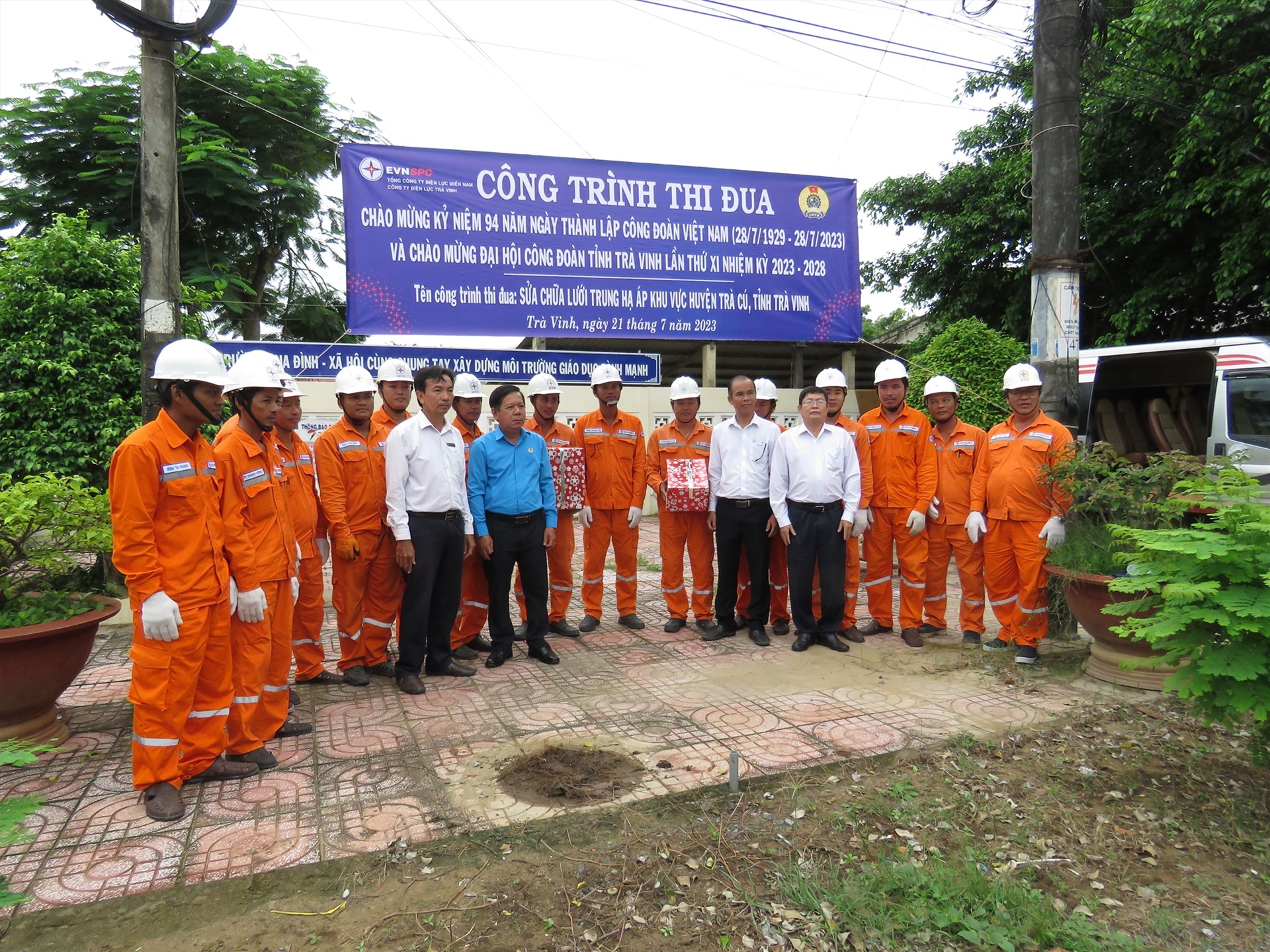 Đại diện lãnh đạo LĐLĐ tỉnh và Công đoàn Công ty Điện lực Trà Vinh trao quà cho công nhân tham gia thực hiện công trình. Ảnh: Huy Hoàng