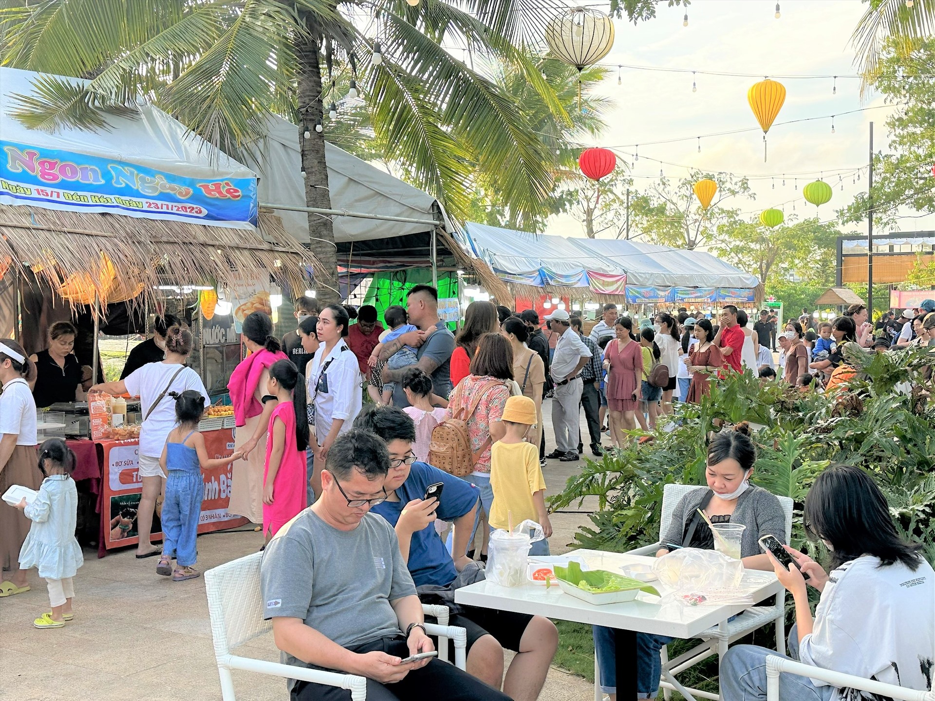 Trong khi đó, khu vực ẩm thực cũng nhộn nhịp không kém với nhiều người dân, du khách tham gia. Hàng chục gian hàng, nhà hàng với nhiều món ăn hấp dẫn du khách trải nghiệm. Ảnh: Thành An