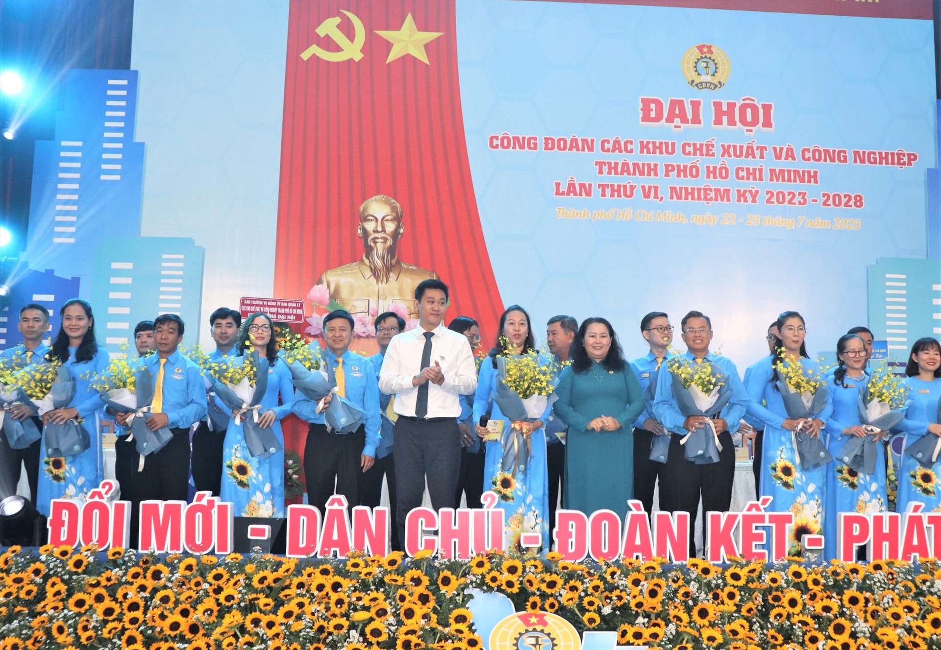 Ban Chấp hành Công đoàn  các Khu chế xuất & công nghiệp TP Hồ Chí Minh lần VI, nhiệm kì 2023-2028  ra mắt đại hội. Ảnh: Nam Dương