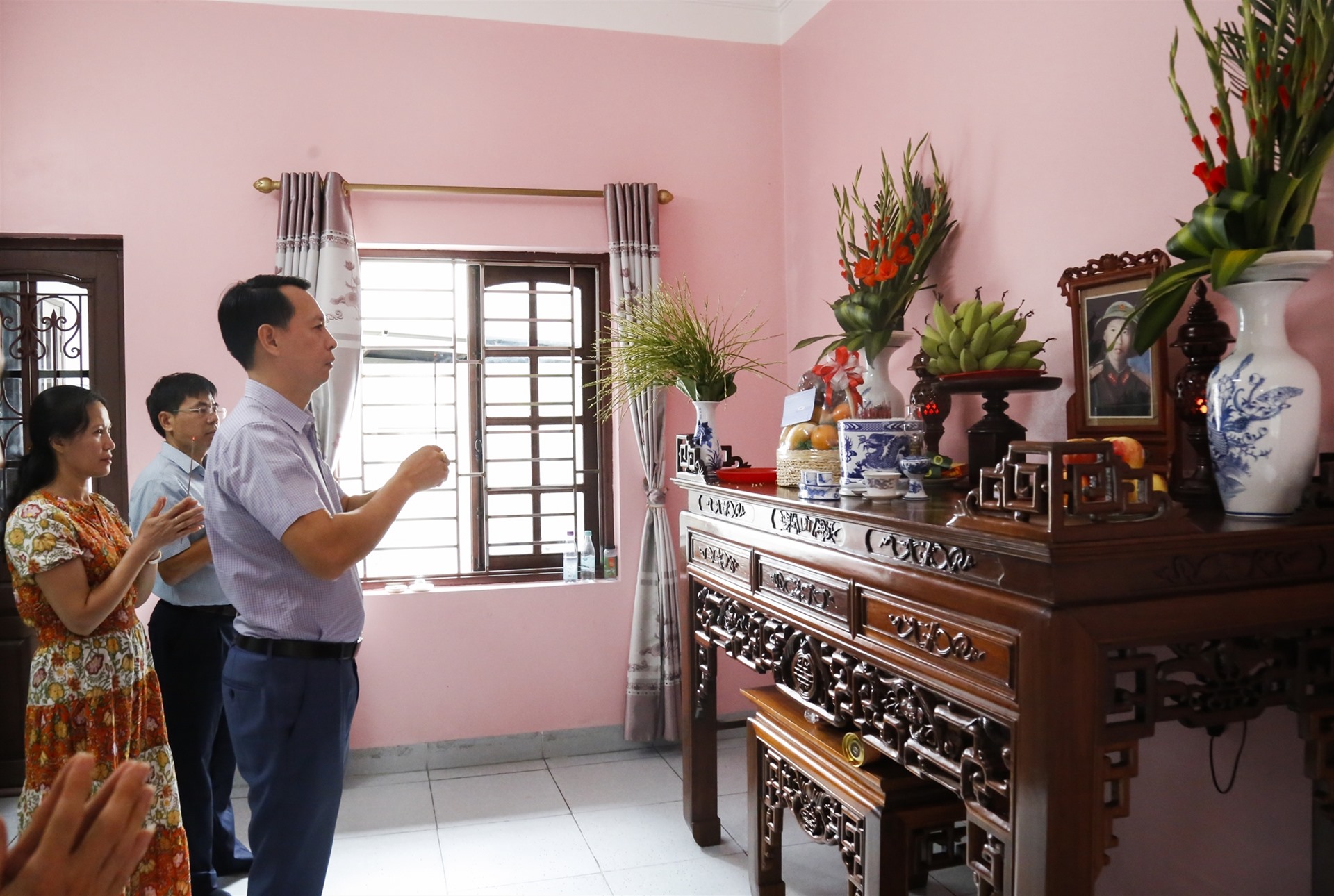 Ông Bùi Công Luận, Chủ tịch Công đoàn Cơ quan EVN và đoàn công tác thắp hương tưởng nhớ liệt sĩ Nguyễn Hữu Dần. Ảnh: Đắc Cường