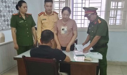 Bị can Nguyễn Thị Lê Na (áo hồng) bị cảnh sát giao thông bắt giữ khi đang trốn truy nã. Ảnh: Thuỷ đoàn I
