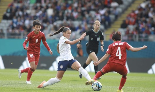 Đội tuyển nữ Việt Nam (đỏ) thua 0-3 trước tuyển nữ Mỹ tại World Cup nữ 2023. Ảnh: Hoàng Công