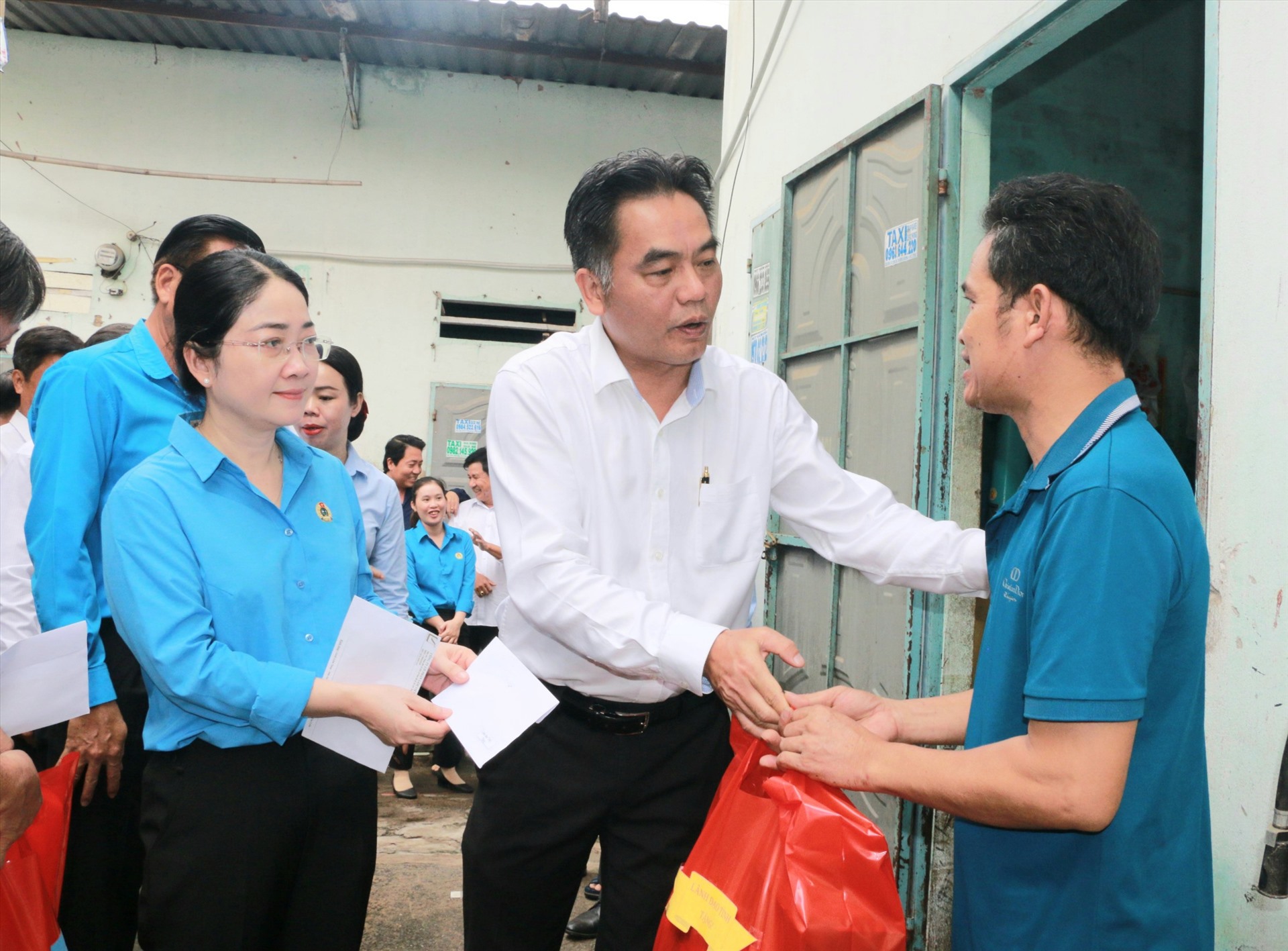 Ông Nguyễn Lộc Hà - Phó Chủ tịch UBND tỉnh Bình Dương thăm tặng quà cho người lao động. Ảnh: Hoàng Trung