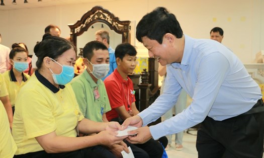 Ông Võ Văn Minh - Chủ tịch UBND tỉnh Bình Dương trao quà động viên hỗ trợ công nhân khó khăn. Ảnh: Hoàng Trung