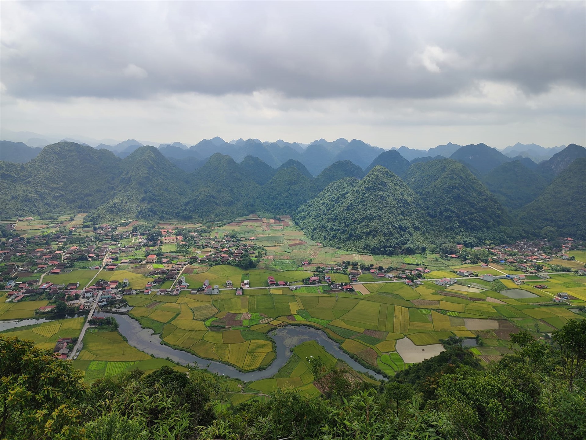 Dòng kênh nhỏ uốn lượn quanh cánh đồng lúa để cung cấp nước tưới tiêu cho những thửa ruộng quanh năm tươi tốt. Du khách có thể kết hợp ngắm lúa chín cùng săn bình minh ở thung lũng Bắc Sơn vào những ngày nắng đẹp. Tránh đi ngày mưa vì các bậc đá leo lên núi rất trơn, gây nguy hiểm.