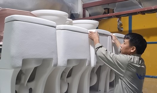 Người quản đốc thiết kế lò tuynel nung sứ vệ sinh xếp 2 tầng đầu tiên ở Việt Nam. Ảnh: Lương Hà