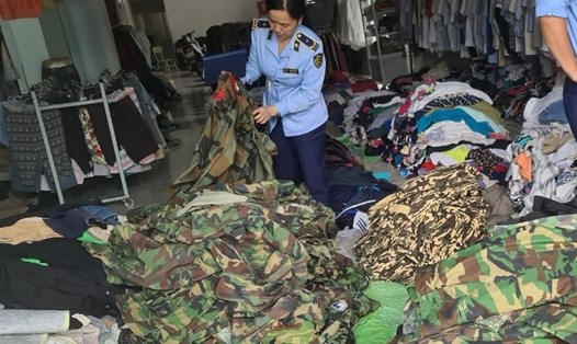 Cục Quản lý thị trường Kon Tum phát hiện, thu giữ nhiều bộ áo quần rằn ri nhập lậu. Ảnh: Cục QLTT Kon Tum 
