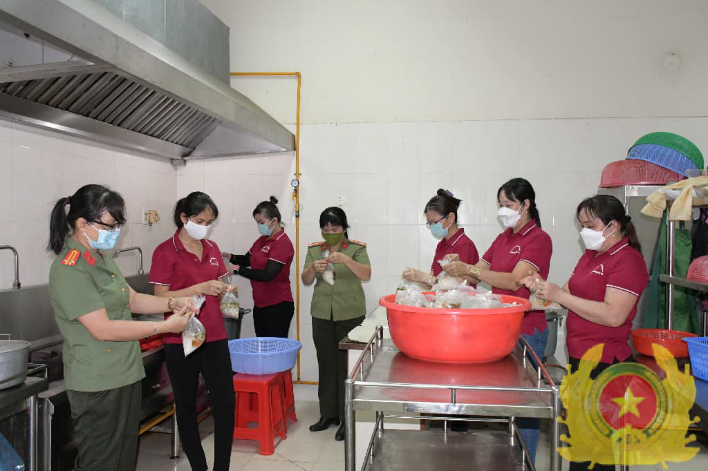 Các đoàn viên Công đoàn Công an tỉnh Tiền Giang nấu “Bữa sáng tình nguyện”. Ảnh: Công đoàn Công an Nhân dân. 