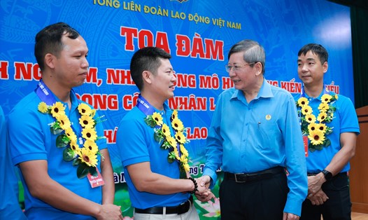 Phó Chủ tịch Thường trực Tổng LĐLĐVN Trần Thanh Hải động viên công nhân tiêu biểu. Ảnh: Hải Nguyễn