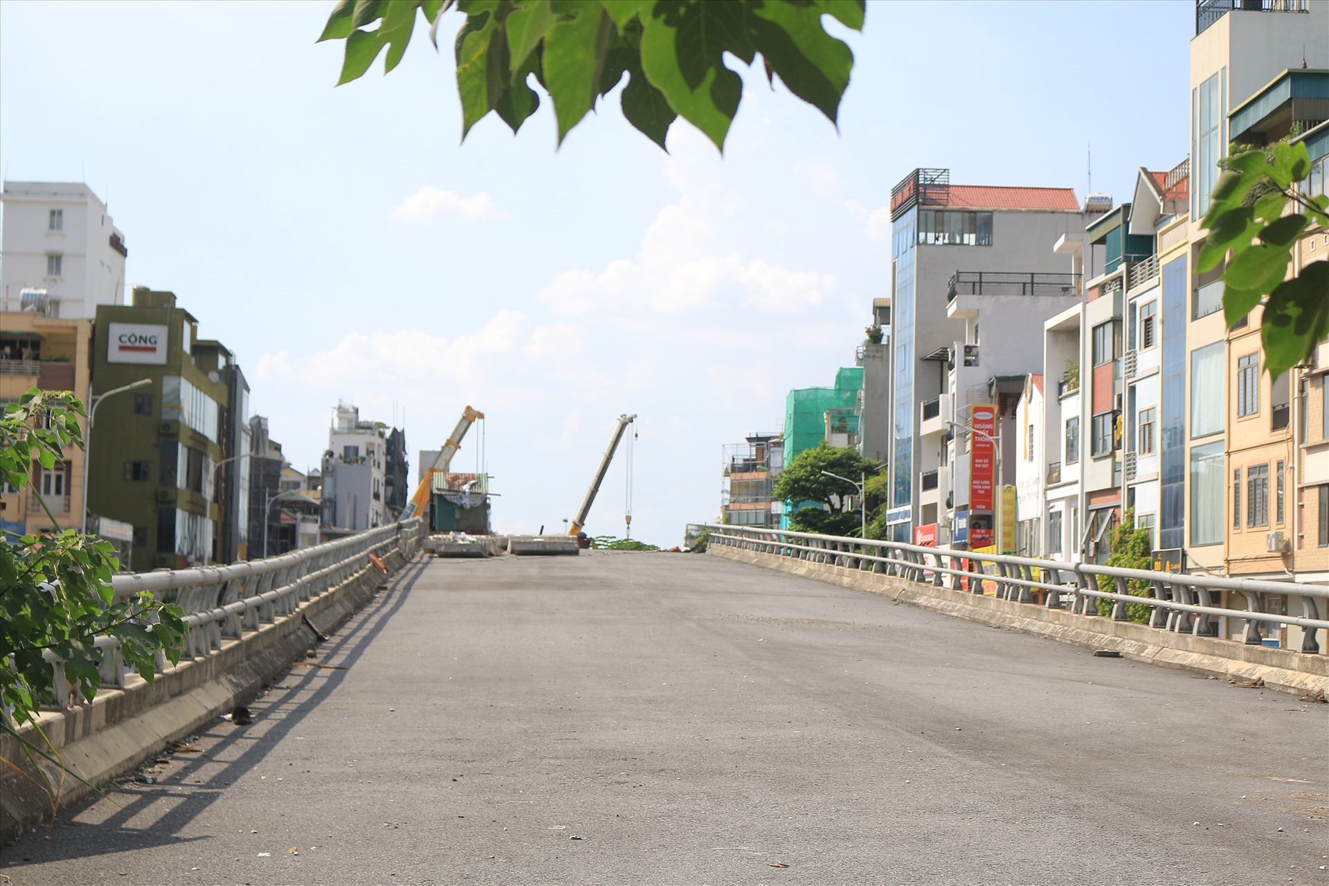 Đến hiện tại, phần đường dẫn lên cầu vượt phía phố Hồng Tiến về cơ bản đã cơ bản hoàn thành. Khu vực này hiện đang được quây rào tôn. 