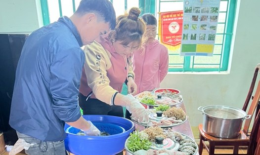 Nhiều người dân ở huyện Krông Nô thích thú tham gia lớp dạy nghề nấu ăn. Ảnh: Ngô Trúc