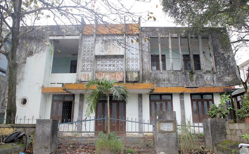 Trụ sở bỏ hoang nhiều năm nằm ở vị trí mặt tiền quốc lộ 1A tại tỉnh Quảng Trị. Ảnh: Hưng Thơ.