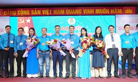 Lãnh đạo LĐLĐ tỉnh Quảng Bình và lãnh đạo BQL KKT tỉnh chúc mừng Ban chấp hành khóa mới. Ảnh: Lê Phi Long