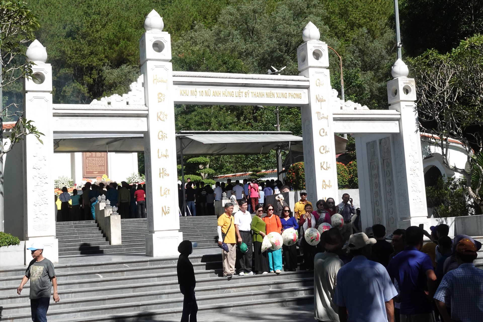 Rất đông du khách sau khi dâng hương còn chụp ảnh lưu lại kỉ niệm về với Ngã ba Đồng Lộc. Ảnh: Trần Tuấn.